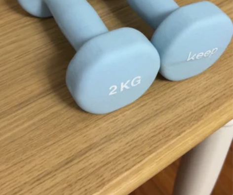 keep官方正版哑铃 磨砂面的。质感很好。...