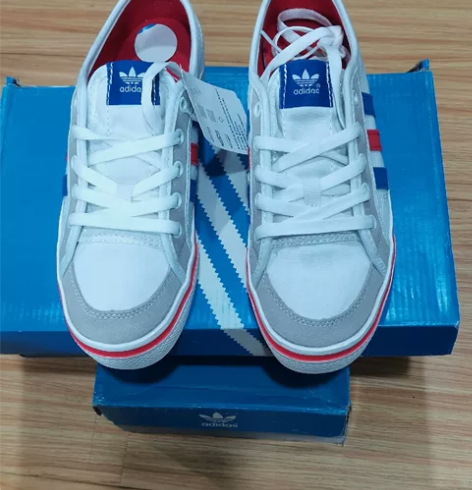 全新女款阿迪运动帆布鞋 ，带原盒 ，绝对正...