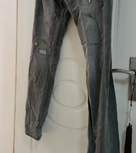 2条很好质量的牛仔裤  只可惜腰围大了穿不...