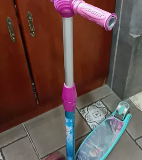 scooter迪士尼滑板车 后轮少一颗螺丝...