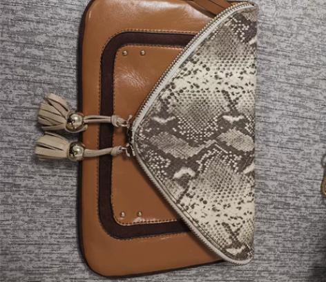 尺寸26*17，雅莹专柜正品，牛皮手拿包，...