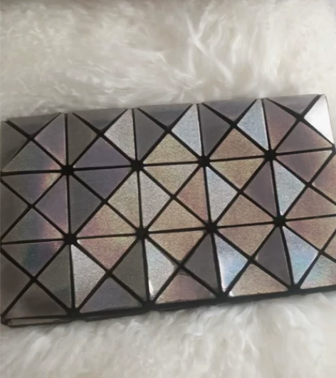 镭射手拿包韩国东大门买的 买来两百多 很好...