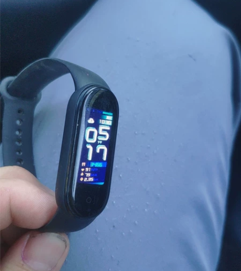 小米手环5电池很ok戴了一年多，表带不行了...