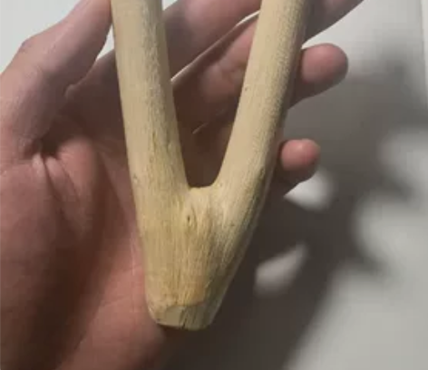 桑木弹弓,未加工,手感不错。 感兴趣的话点...