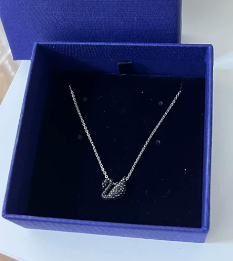 施华洛世奇黑天鹅小号银色，无缺钻。前男友送...