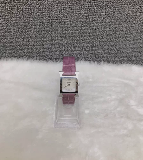 hermes爱马仕 H扣女士腕表。银色表壳...