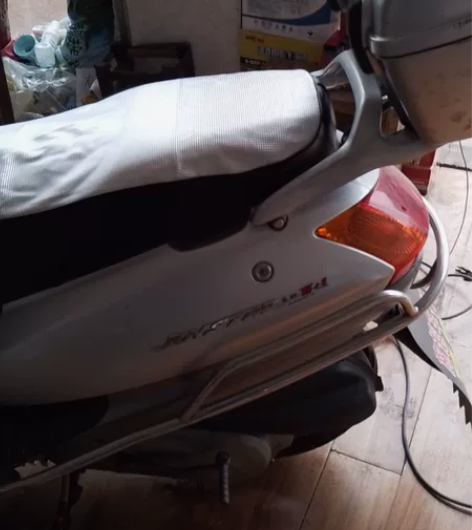 朋友的豪爵喜之星踏板摩托车，八成新不烧机油...