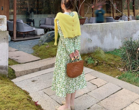 娃娃领碎花连衣裙女2021新款春夏法式收腰...