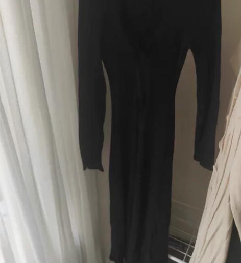 黑色修身包臀裙就穿过一次 感兴趣的话点“我...