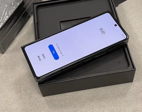 出台三星新款折叠屏手机 Galaxy Z ...