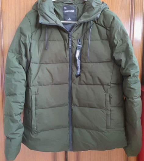 男士军绿色羽绒服，XL码。 感兴趣的话点“...