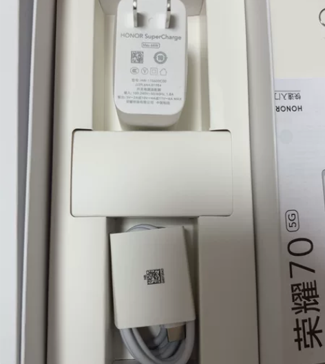 荣耀70除了手机没有，其他全部配套整套包邮...