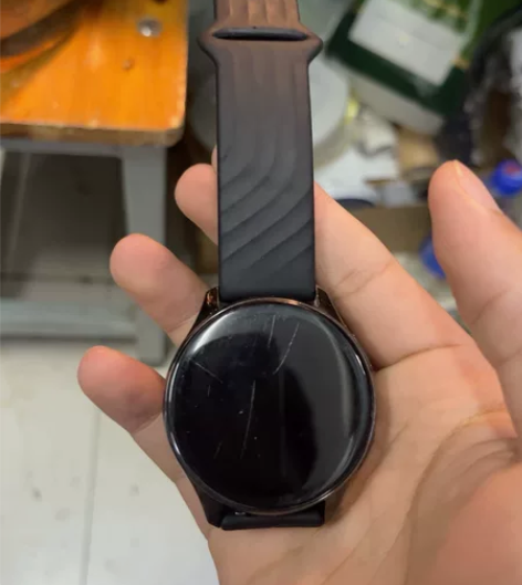 一加手表,表面有划痕,包装充电器全都有,表...