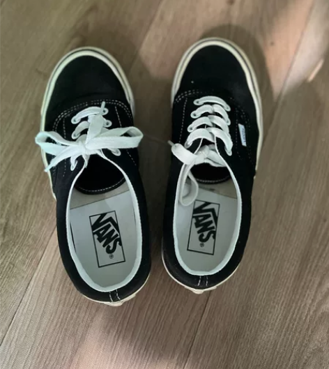 万斯板鞋 鞋根那有设计 线下入 放久了有点...