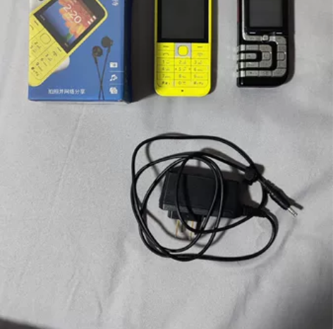 两部一起出,黄色诺基亚220功能正常,双卡...