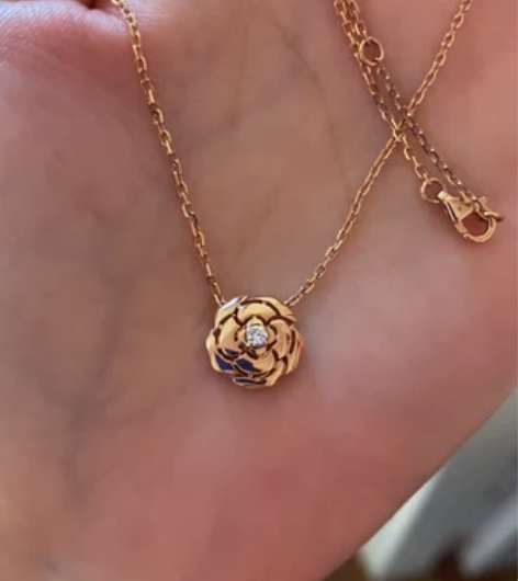 山茶花项链 18k玫瑰金色 中间有颗5分小...