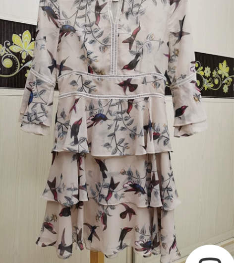 裸色底荷叶边裙 感兴趣的话点“我想要”和我...