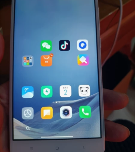 出一台自用的红米手机3+32的，一直贴膜使...