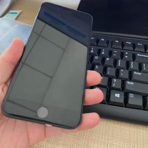 自用苹果8plus,64g屏幕有轻微划痕,...