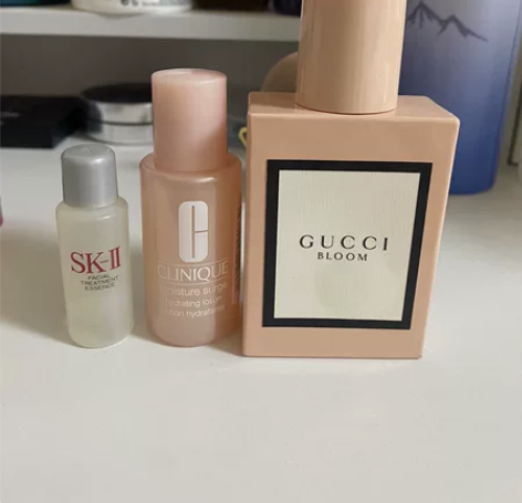 香水～打开喷过两回 现便宜出外加赠品（旁边...