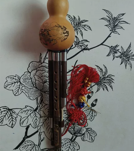 葫芦丝,吹过了送一个酒精棉片,可以用来娱乐...