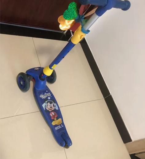 迪斯尼滑板车，不是便宜货的那种，没怎么使用...