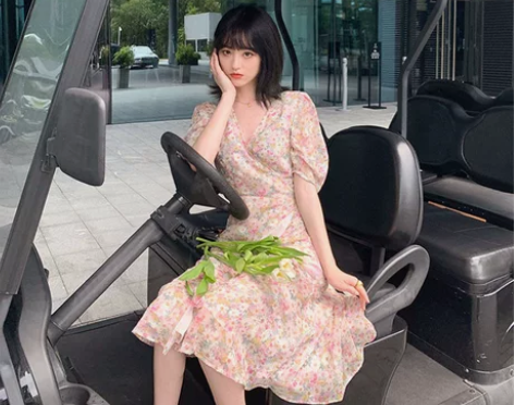 2022夏季新款韩版女装V领碎花连衣裙女学...