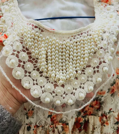 胸前是一串珍珠，有点泡泡袖，有里纱，穿上稍...