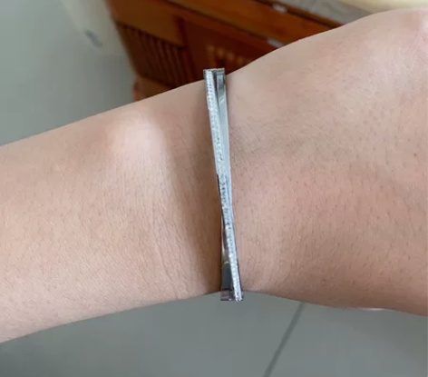 davena手镯 买手表礼盒带的 手表磕坏...