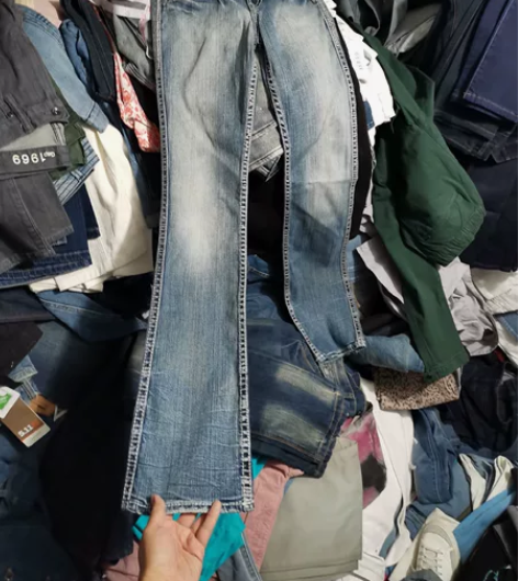 微喇叭牛仔裤，微瑕疵的。。小码。腰围30-...