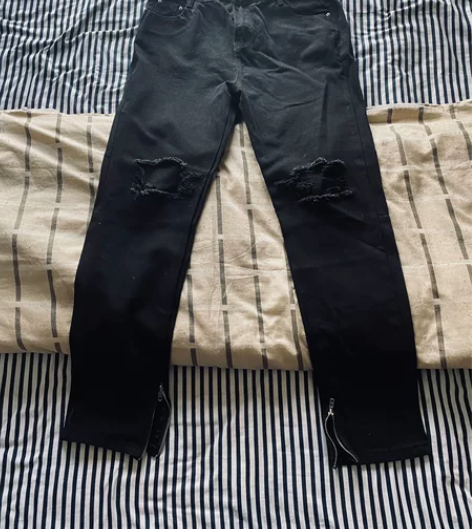 破洞牛仔裤 仅只穿过一次 感兴趣的话点“我...