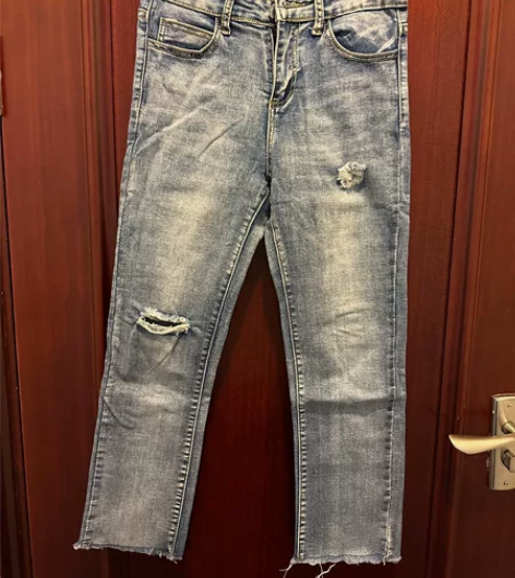 付邮送，s码破洞牛仔裤，浅蓝色 感兴趣的话...