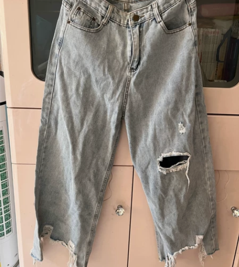 破洞牛仔裤，m码 感兴趣的话点“我想要”和...
