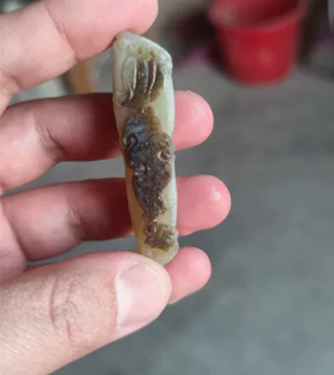自家玉雕工作室出品，俏色巧雕竹子蝙蝠，寓意...