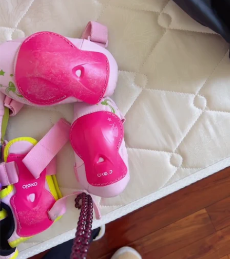 迪卡侬旱冰鞋,护具六件套,安全帽加包包。详...