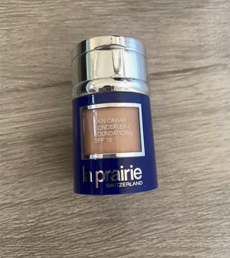之前买的莱伯妮粉底液小样 瓶盖部位是遮瑕 ...