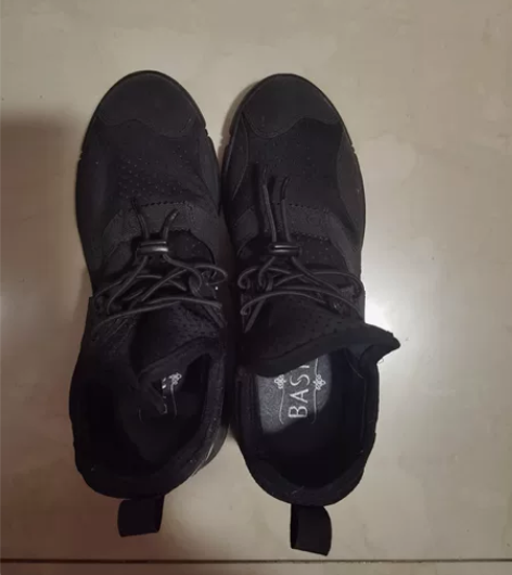 百思图 女士正品 黑色一脚蹬运动鞋 闲置物...