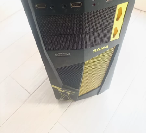 闲置机箱（侧面没有)和键盘，包括里面电源（...