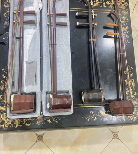 爸爸收藏的二胡 硬木的 还剩红木的 我不懂...