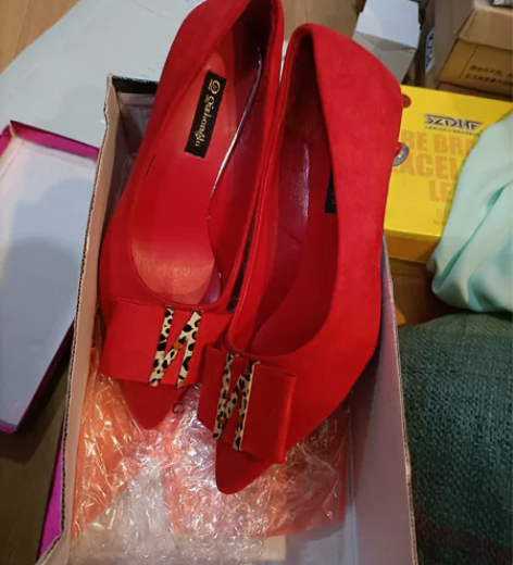 全新单鞋 低跟 36红色  36 只要25...