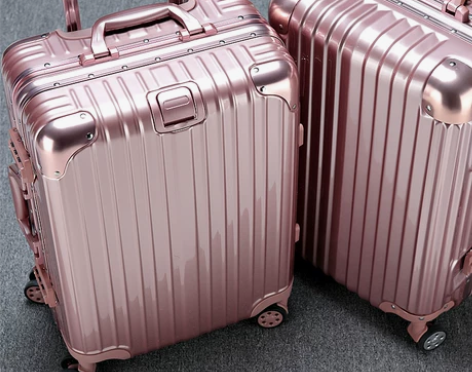 拉杆箱上面的拉手掉了一个螺丝,自行修补吧 ...