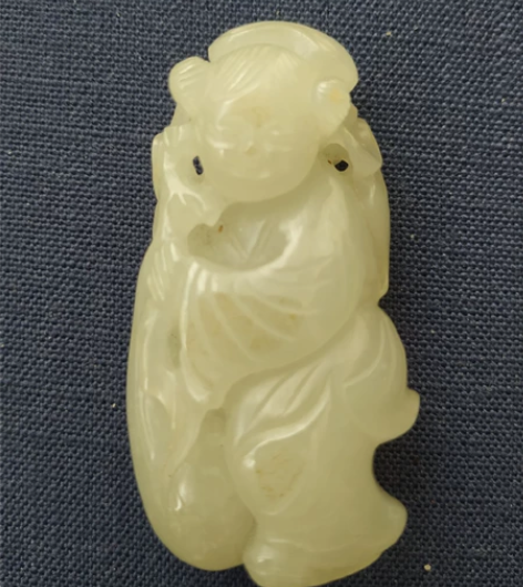 和田玉人物坠，略带皮，玉质好。九十年代上海...