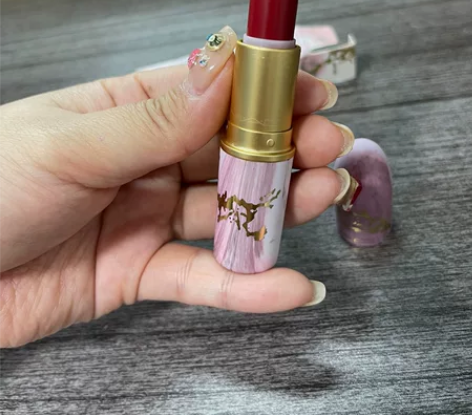 mac口红，不晓得啥色号，最后一张图片照下...