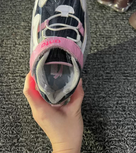 安踏入的运动鞋，很新，26码 感兴趣的话点...