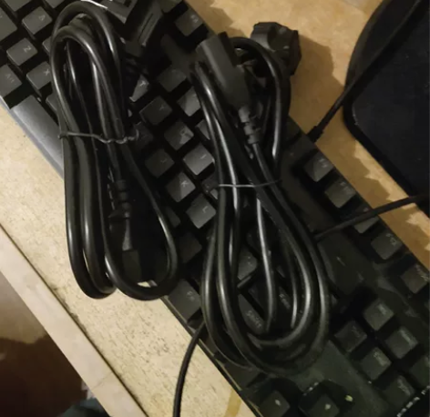 电脑电源线 两根，1.5米长，黑色 。一根...