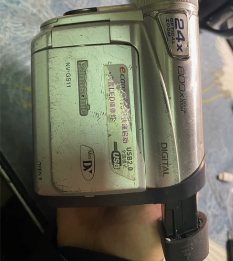 松下磁带录像机摄像机,型号NV-GS11。...
