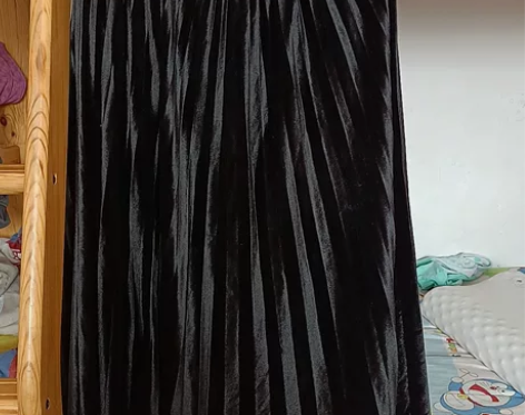 丝绒半生裙，腰间弹力很大，不挑身材，很舒适...