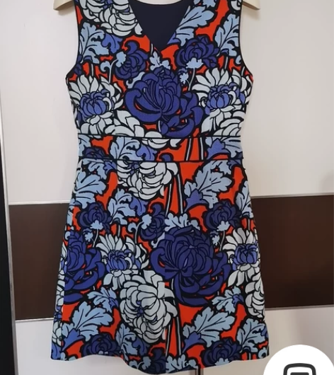 1、季候风全新带吊牌连衣裙。s码，胸围83...