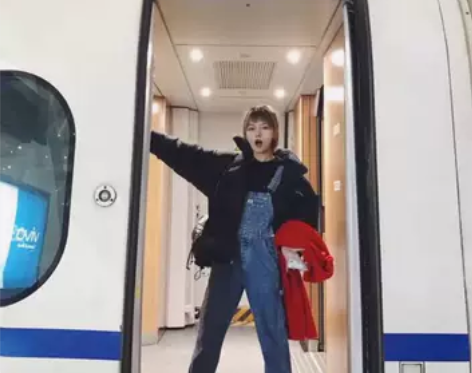 如图两件牛仔裤一起出M号 几乎全新 感兴趣...