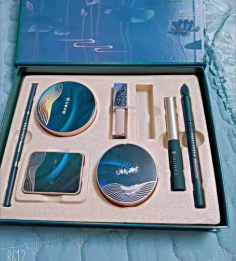 本人生日，朋友送了2套花西子同款全新彩妆礼...